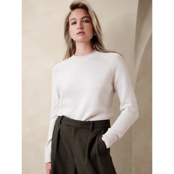 Banana Republic Essential Pullover Sweater in Cream. Size large - Picture 1 of 5